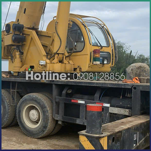 Vận chuyển hàng hóa bằng xe cẩu bánh xích, bánh lốp